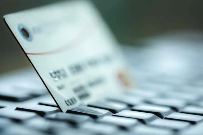 信用卡插在键盘上