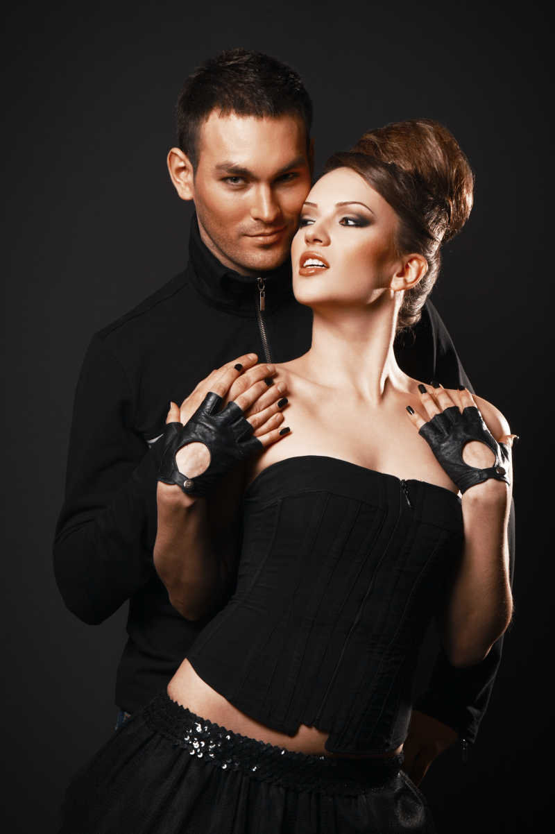 黑暗背景中依偎在一起的激情性感的情侣