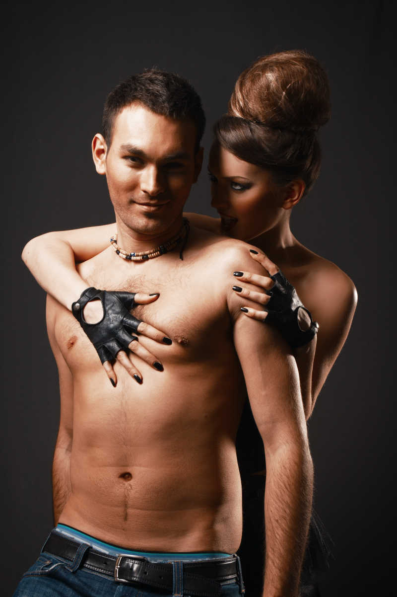 黑暗的背景中的激情性感的情侣依偎在一起