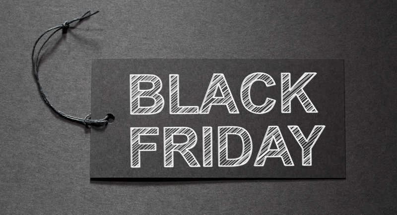 黑色标签上写着黑色星期五