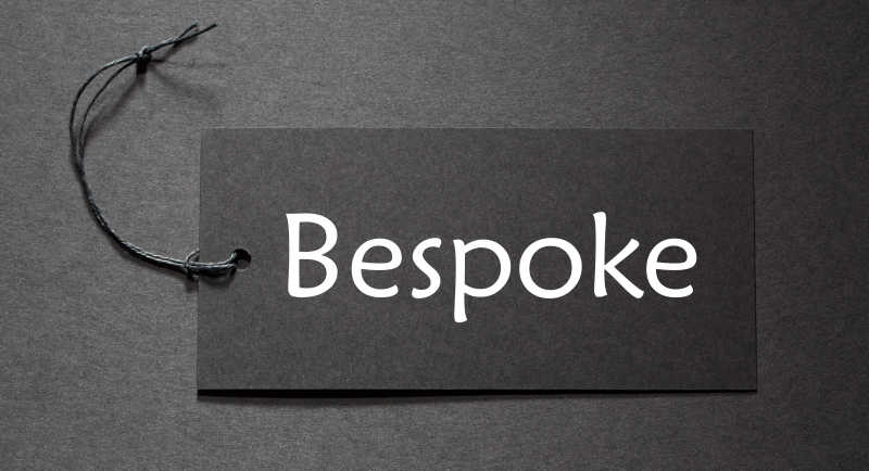 黑色标签上写着定制的字样