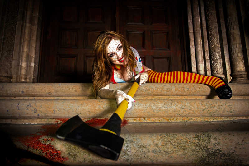 拿着斧头的恐怖的美女