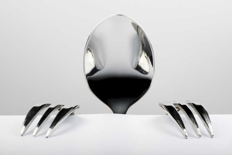 白色背景上的金属勺子和叉子