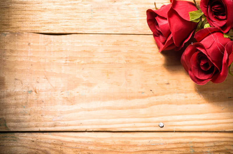 红玫瑰被放在木板上