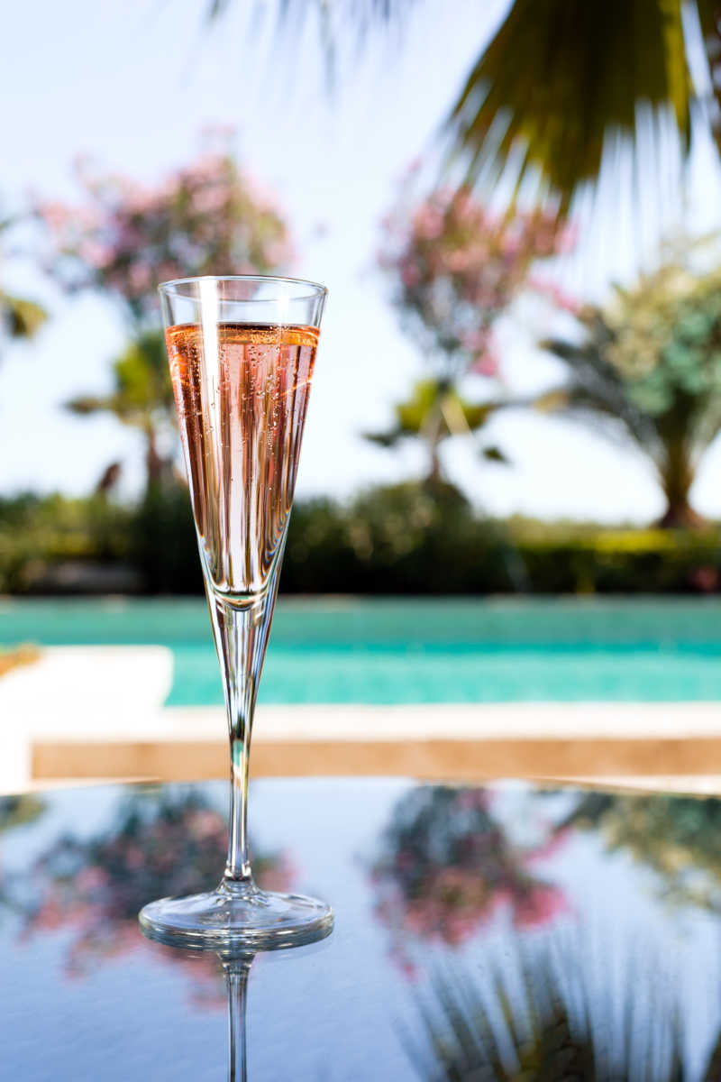 露天酒店背景中的香槟