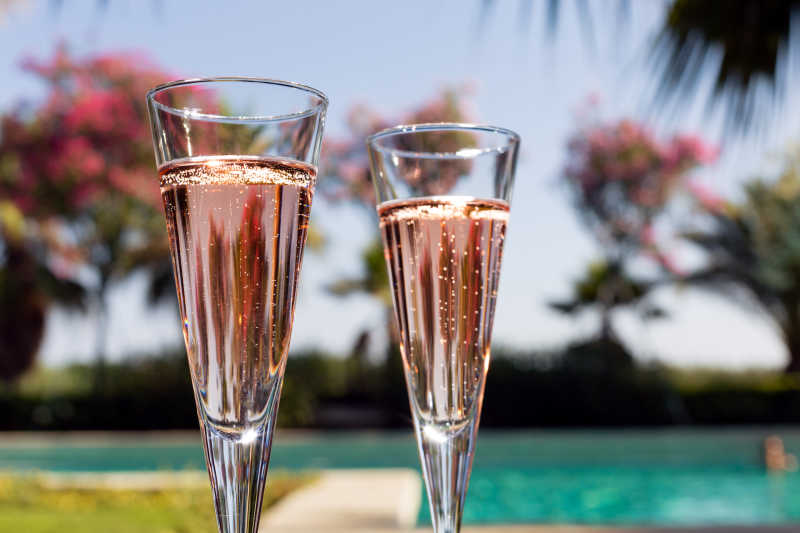 度假酒店户外的两杯香槟