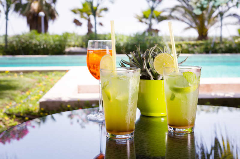 露天酒店背景下的冰镇饮料