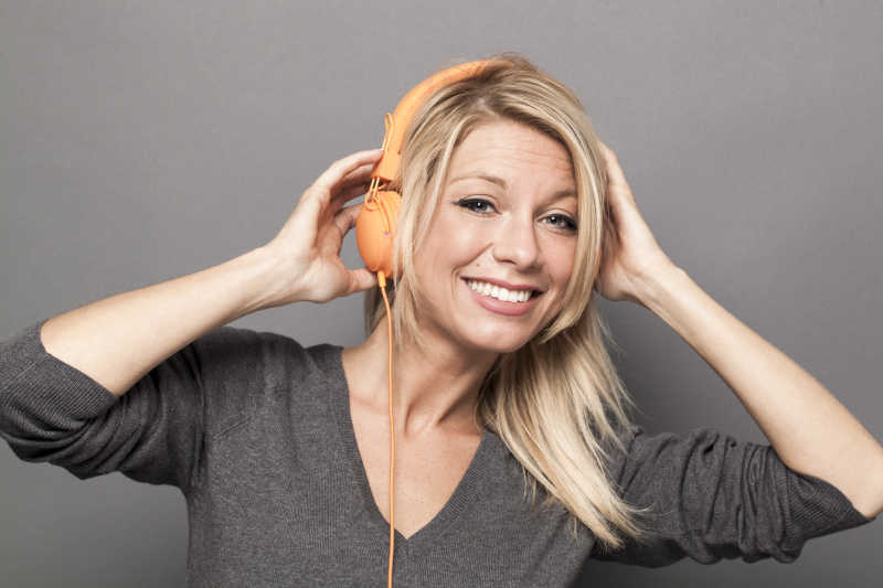 戴耳机听音乐的女人图片