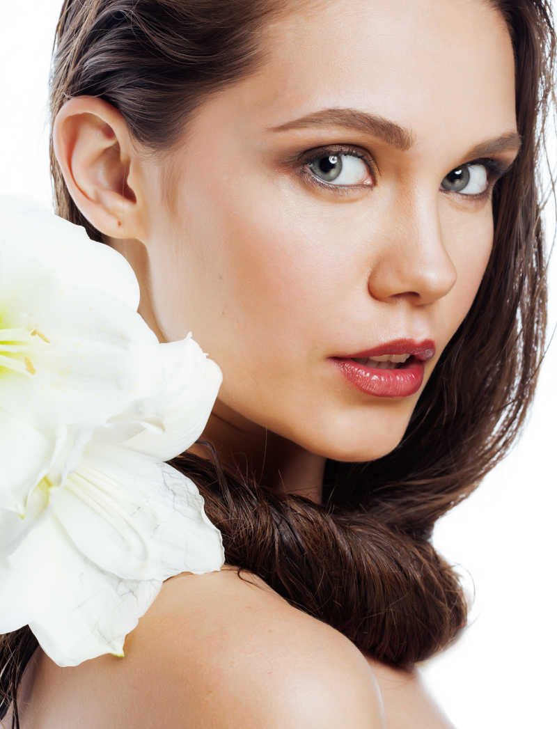 插着百合大眼的美女