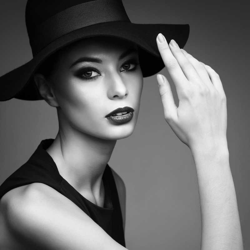 戴着黑边帽子的性感美女