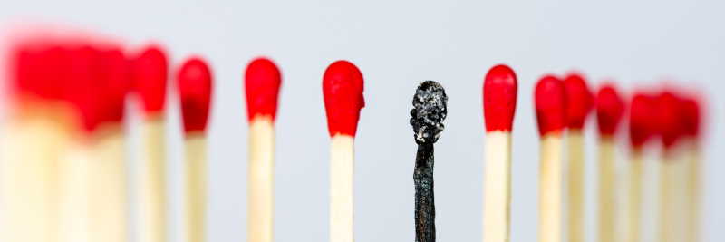 白色背景上的许多根火柴
