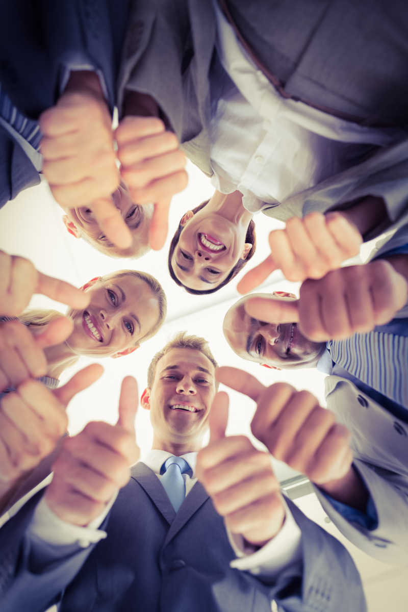 竖着大拇指的商人