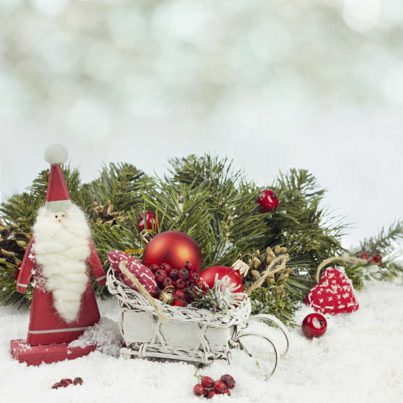 雪地上云杉树枝和各种圣诞装饰品