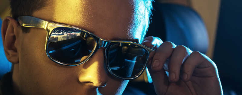 一位戴着墨镜的年轻英俊男子的特写镜头