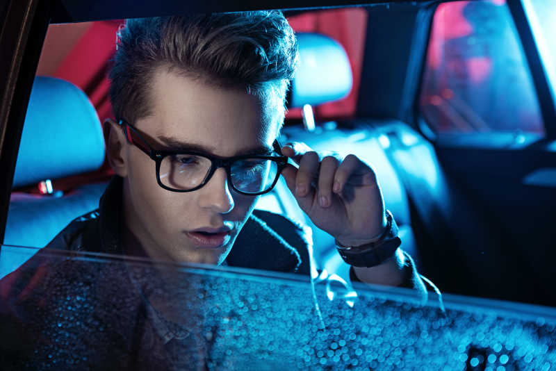 坐在车里英俊冷静的男人