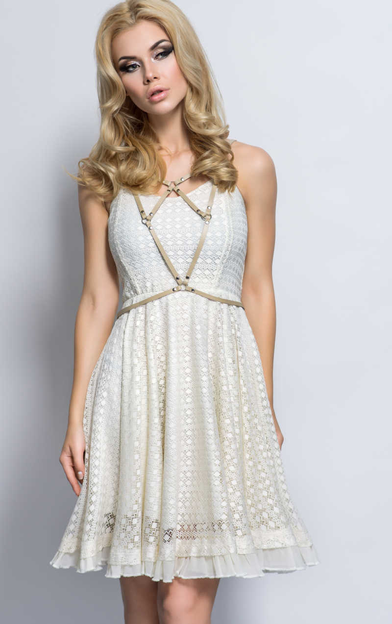 白色背景下穿着白色裙子的金发模特