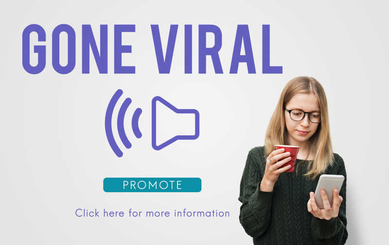 拿着手机打电话使用扬声器的女孩