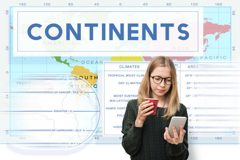 美女手机上的大洲坐标提示信息概念