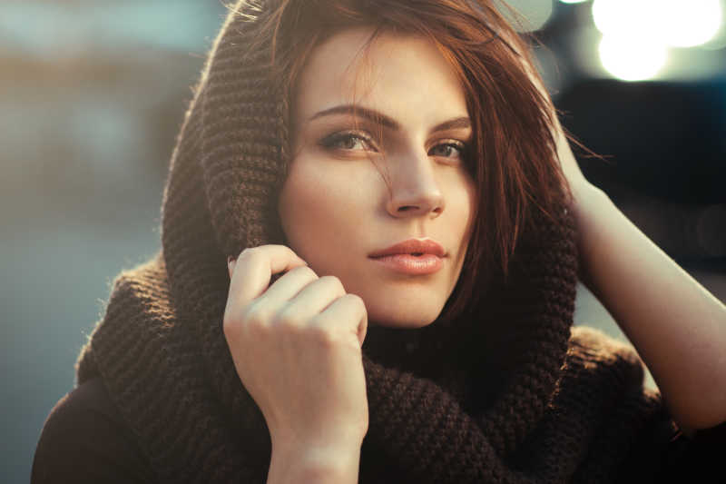 兜帽里神秘的美女