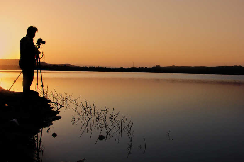 站在湖边的摄影师