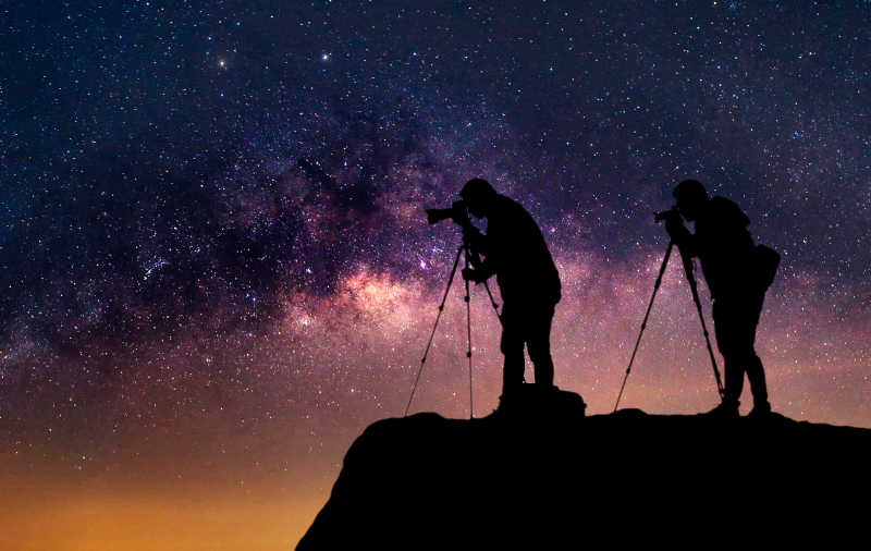 摄影师图片-站在高山上拍摄的摄影师素材-高清图片-摄影照片-寻图免费