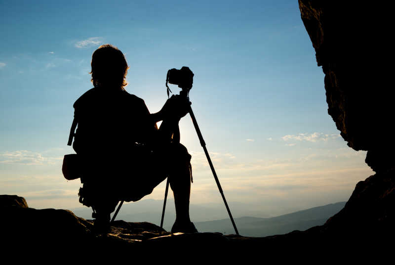 站在高山上拍摄的摄影师