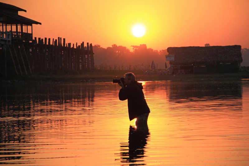 站在湖中的摄影师
