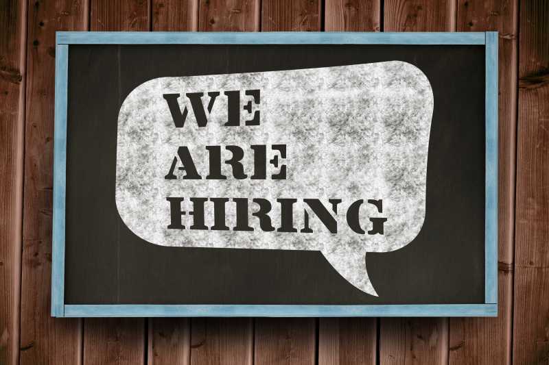 木板墙上挂着写了英文单词的黑板