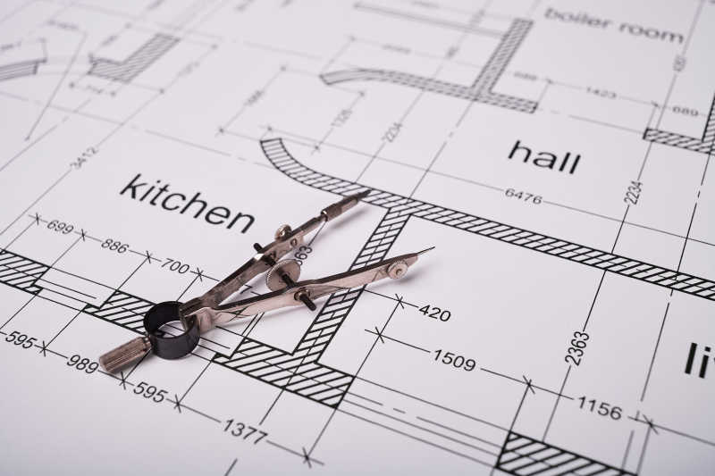 金属圆规和建筑平面设计图纸