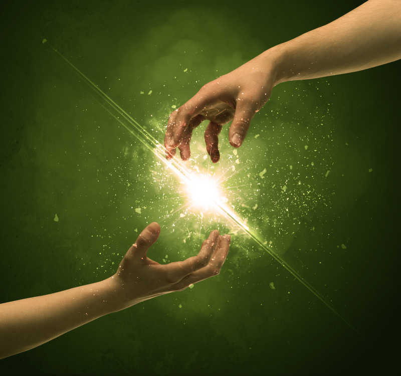 两个裸露的男性手要触摸