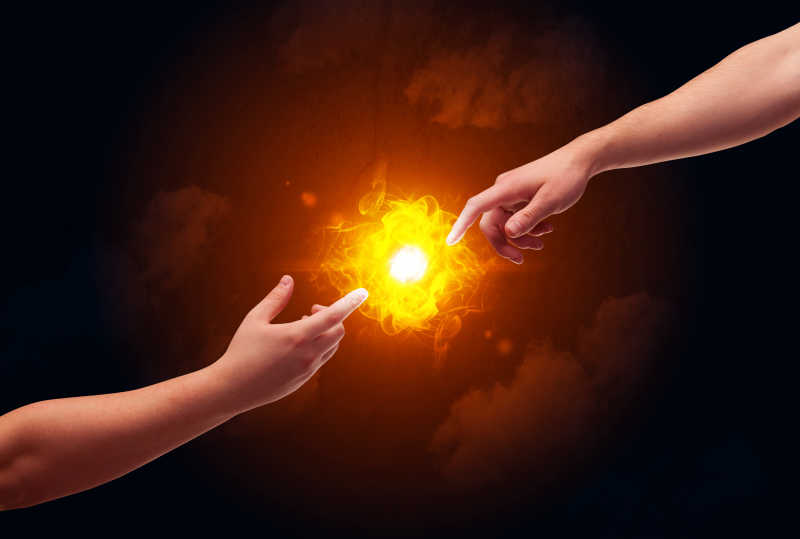 两个赤裸的男人的手在触摸着