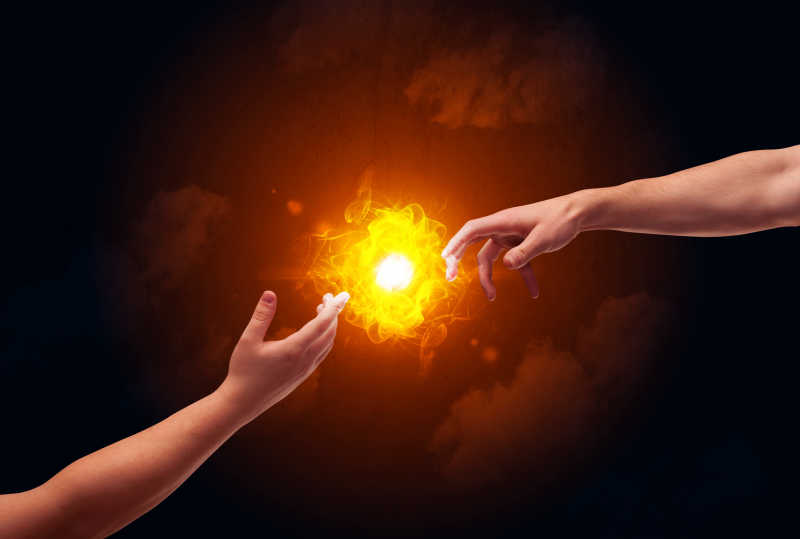 两个男人的手在触摸着