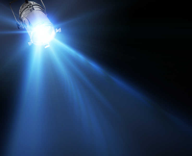 黑色背景下的聚光灯