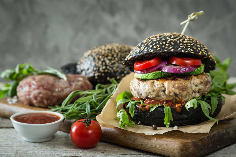 诱人的黑汉堡和配料