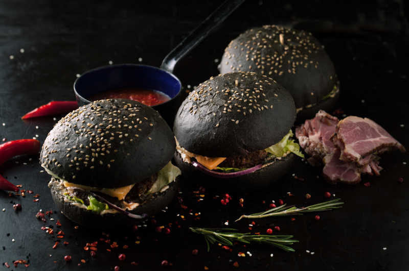 诱人的美味黑汉堡配香料