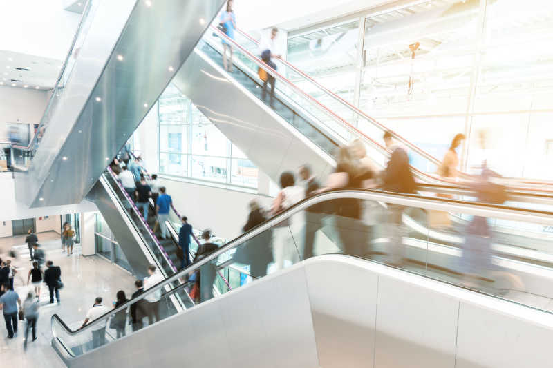 商场里自动扶梯上模糊的人影