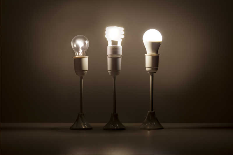 黑色场景中明亮的灯