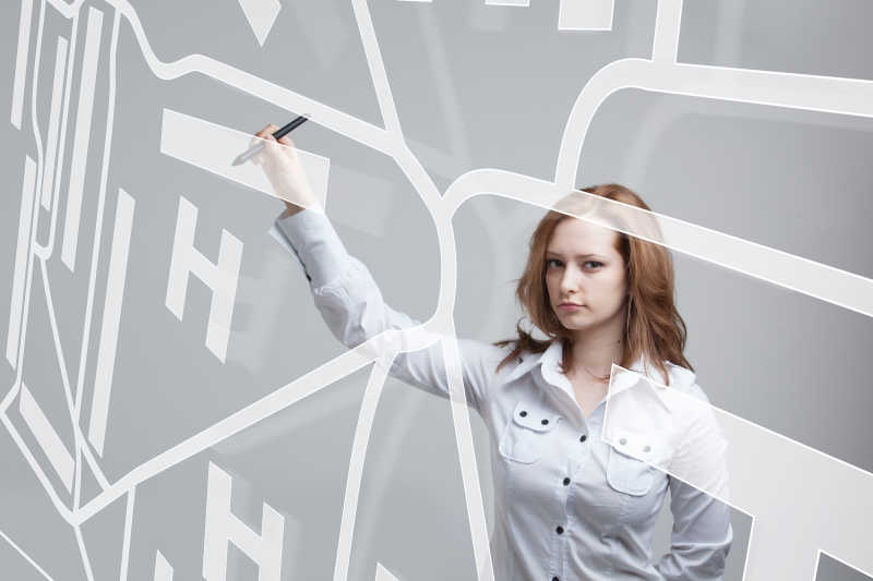 拿着手写笔触摸虚拟屏幕的女科学家