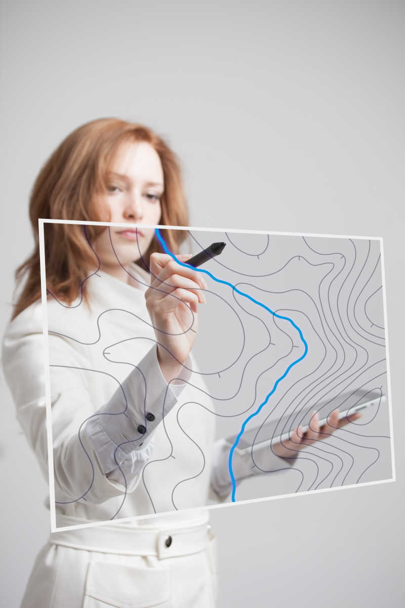 灰色背景上拿着平板电脑和手写笔触摸虚拟屏幕的女科学家