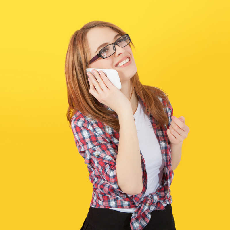 黄色背景中打电话的女孩