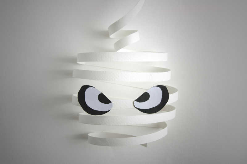 灰色背景上白色的纸质南瓜灯