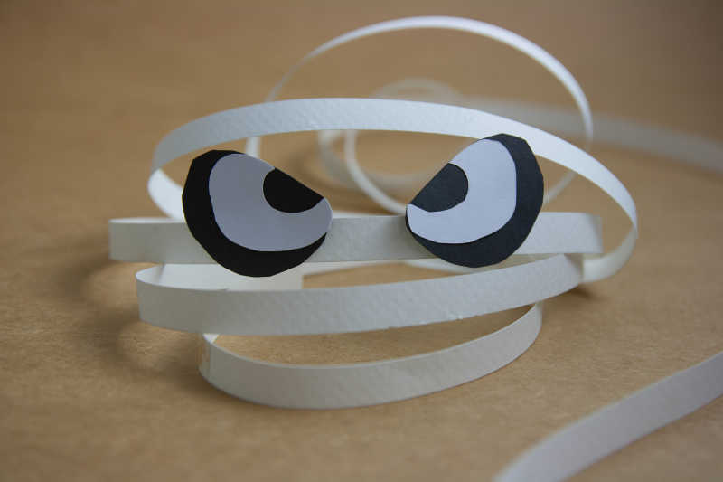 黄色背景上贴着眼睛的长纸条