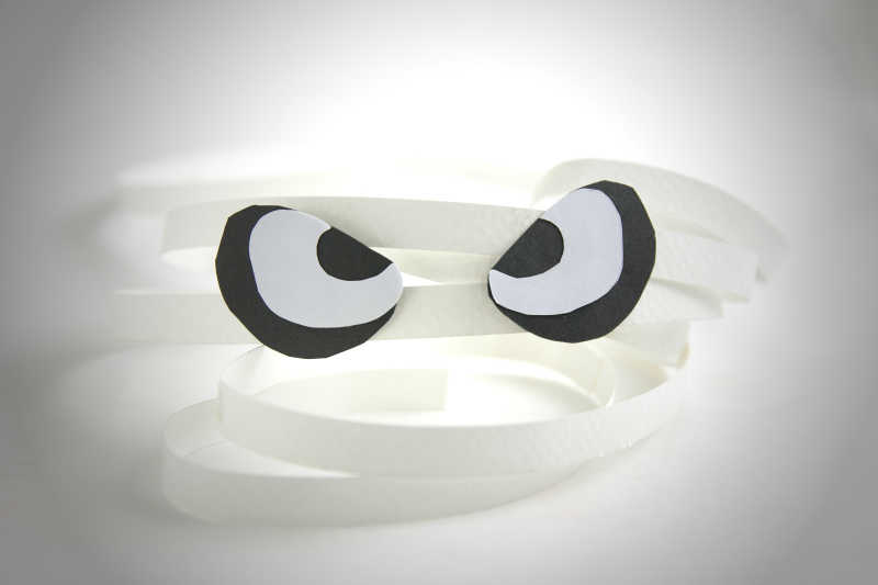 贴着眼睛图案的长纸条