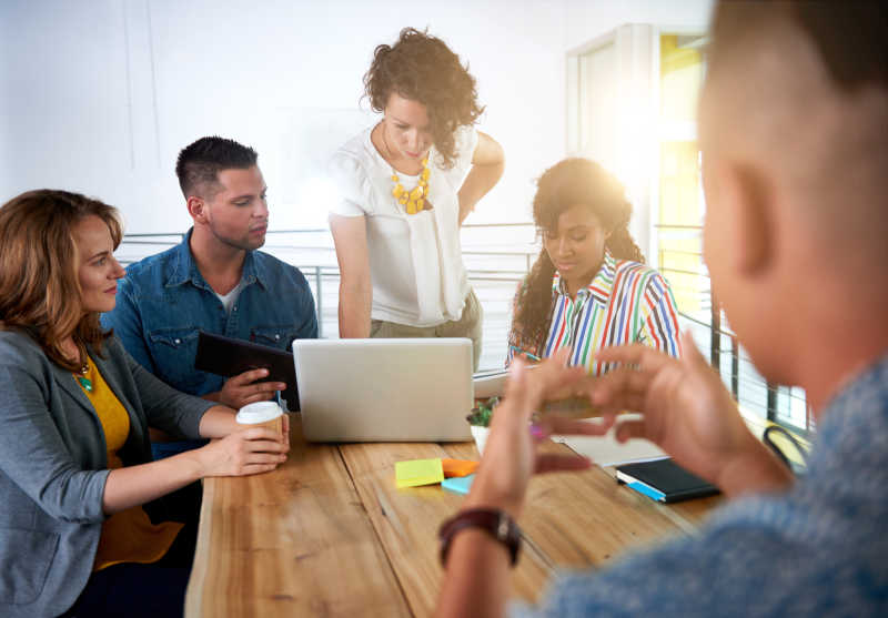 使用笔记本电脑的进行开会讨论的团队