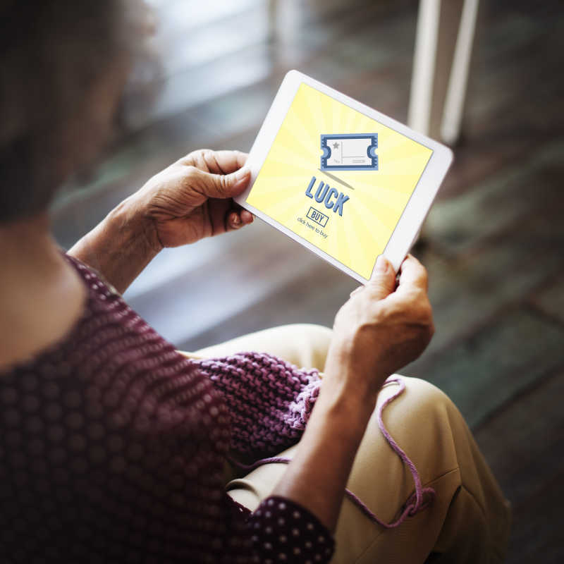 用平板电脑买彩票的女子