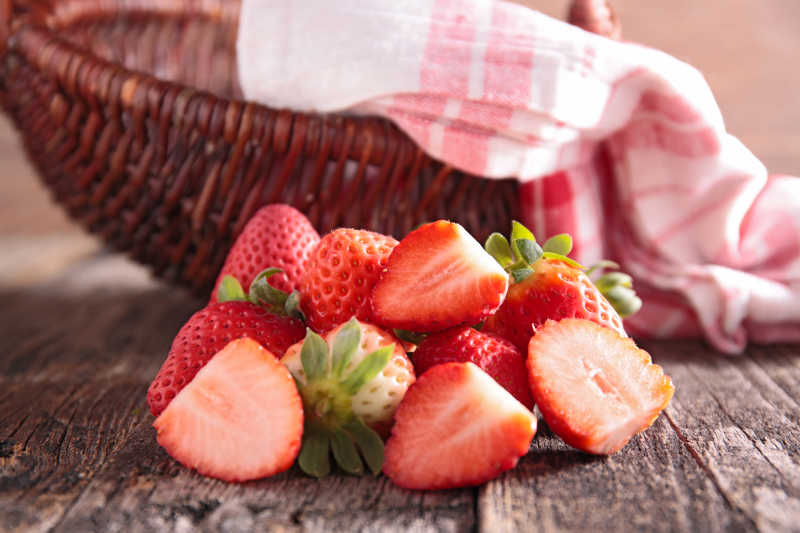 切开的新鲜草莓