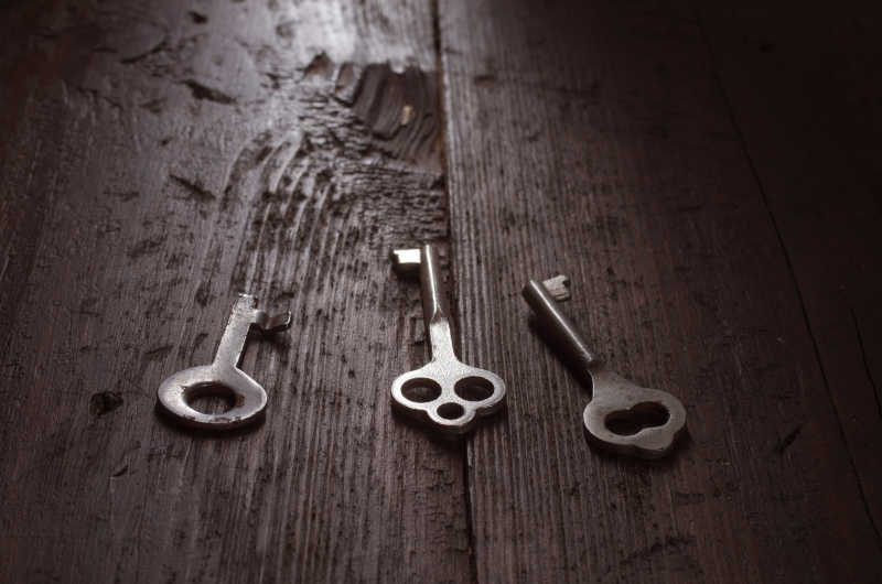 模板上的金属老式钥匙