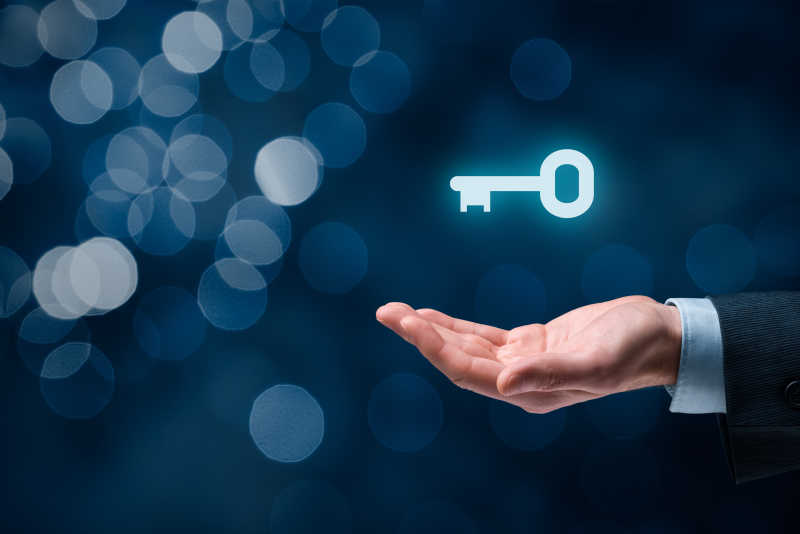 商人手上的钥匙概念