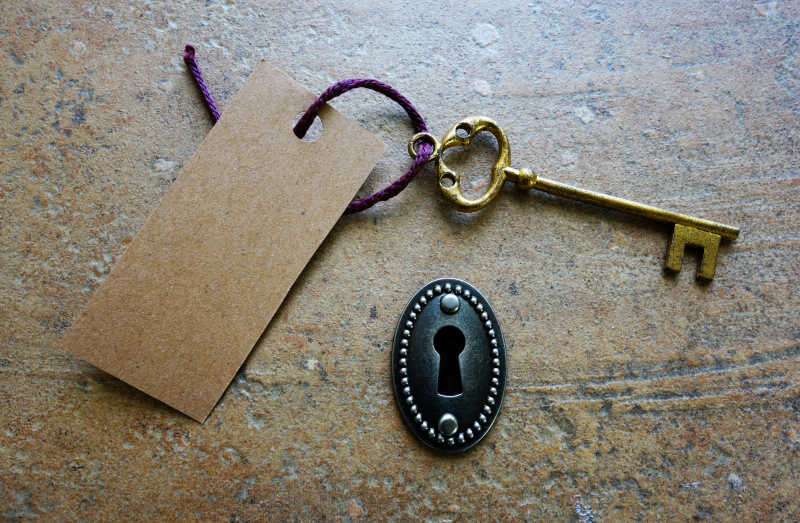 带有标签的老式钥匙