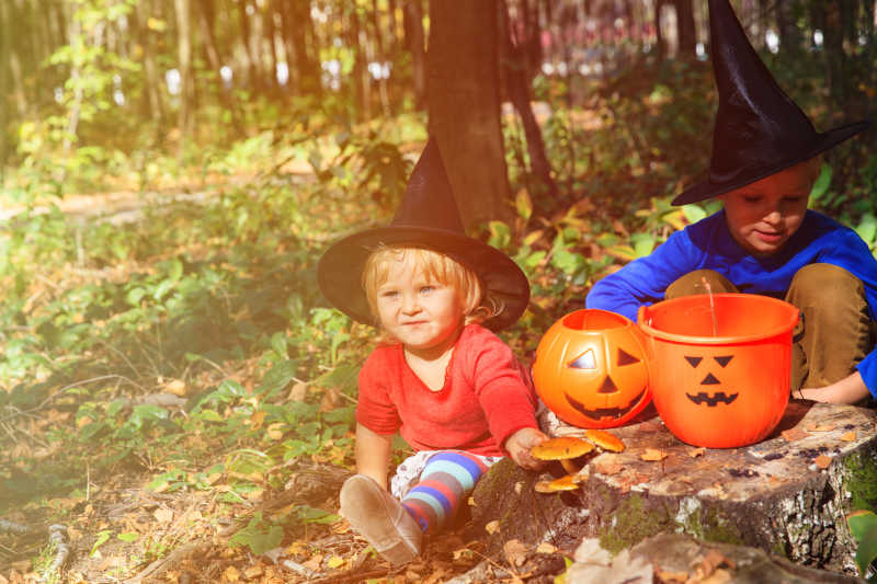 庆祝万圣节的公园里的孩子